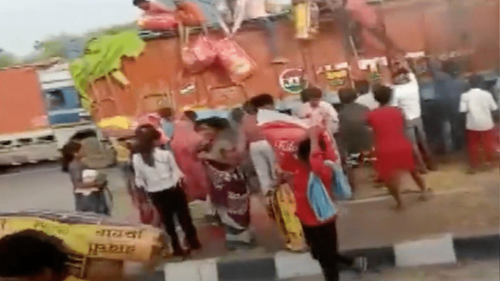 truck accident video people started looting gram bags as truck got accident