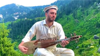 Pakistani Man Played Bollywood Song