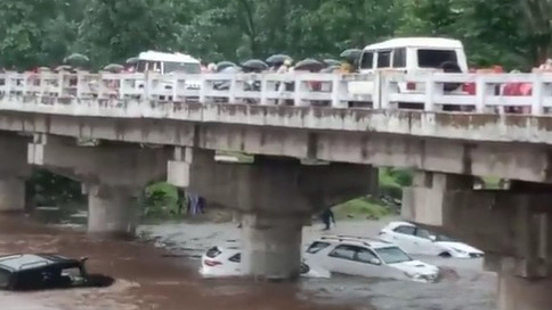 Viral video 14 cars floating in the river under the bridge