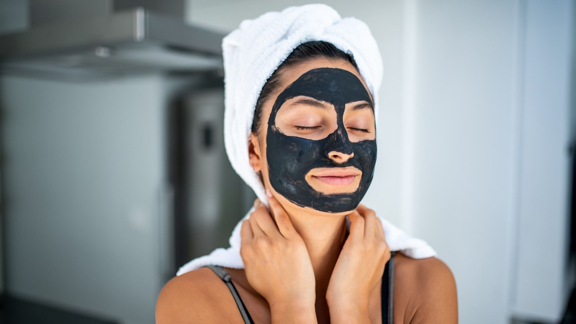 Charcoal Ke Fayde Know The Benefits Of Charcoal For Glowing Skin In Hindi