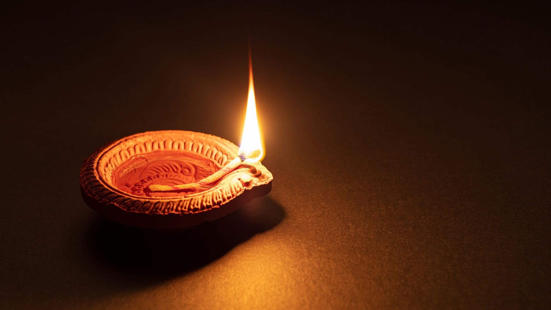 Vastu Tips For Temple: Diya Jalane ka Sahi Tarika Know The Right Way To Light A Diya