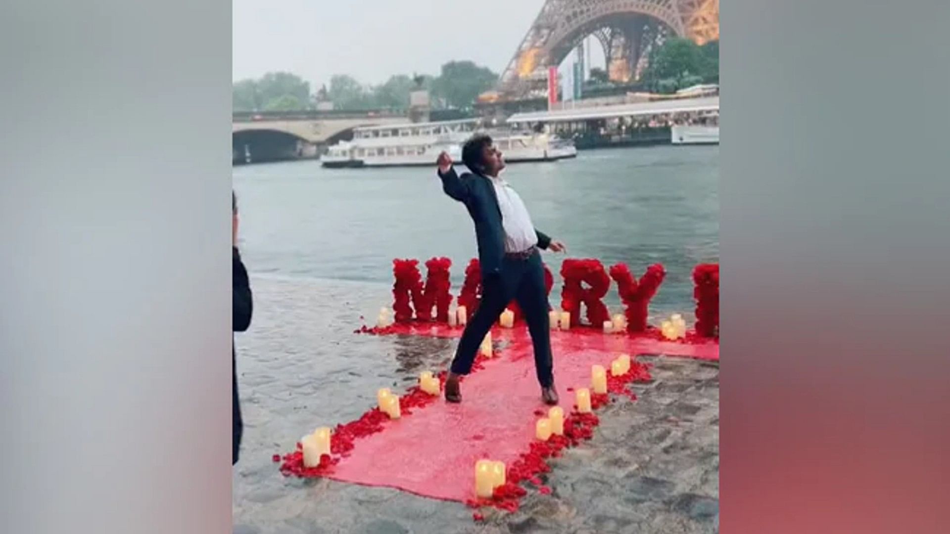 Trending: Boyfriend Propose Girlfriend Near Eiffel Tower Viral Video