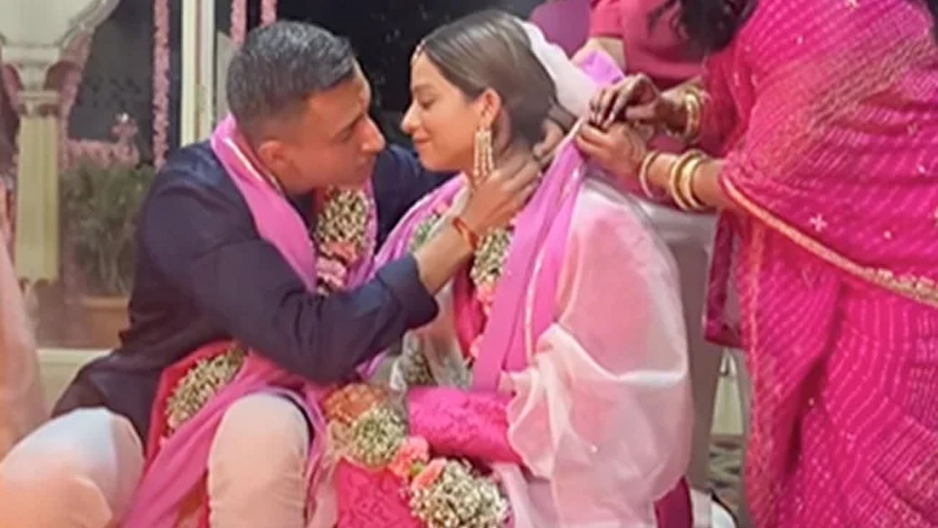 Bride Groom Viral Video: bride kissed her husband in mandap Video is Going Viral on Social Media