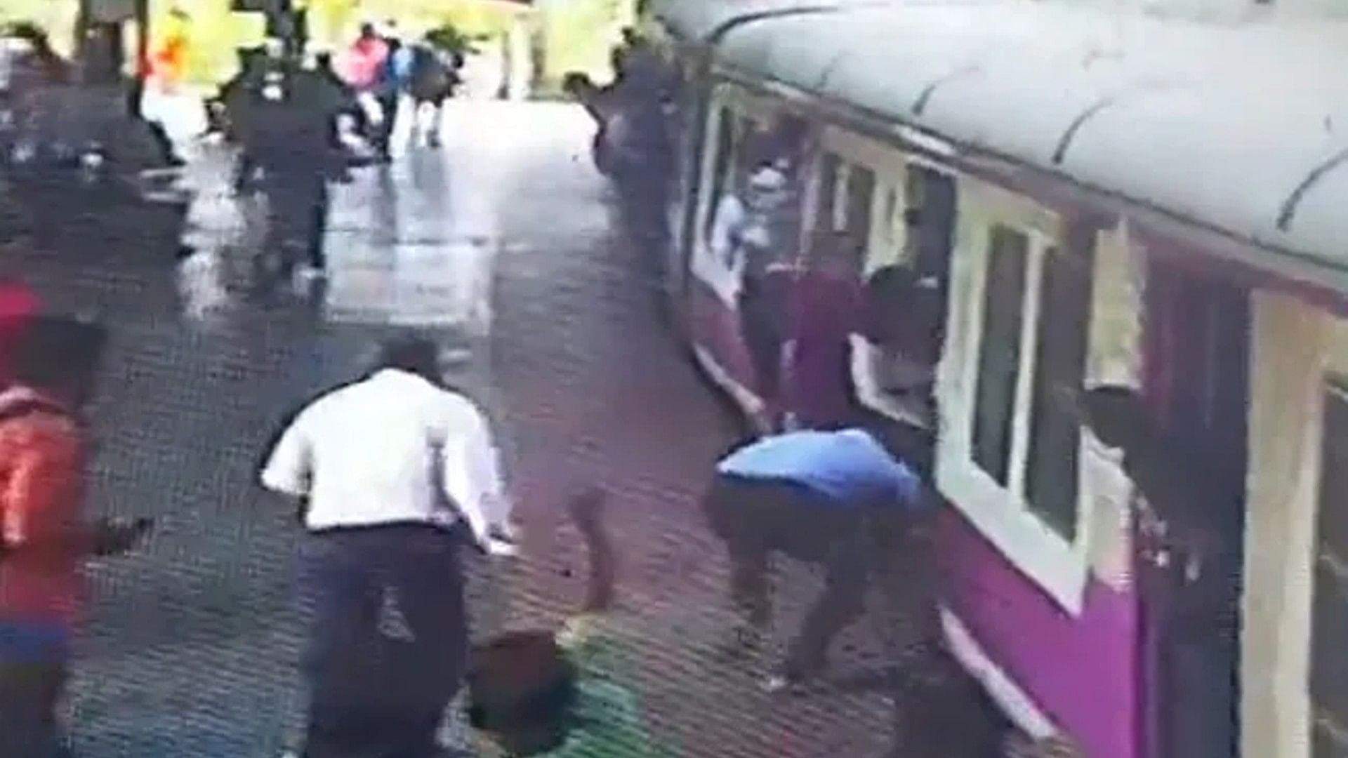 Mankhurd Railway Station Viral Video RPF jawans saved lives of a women and her child
