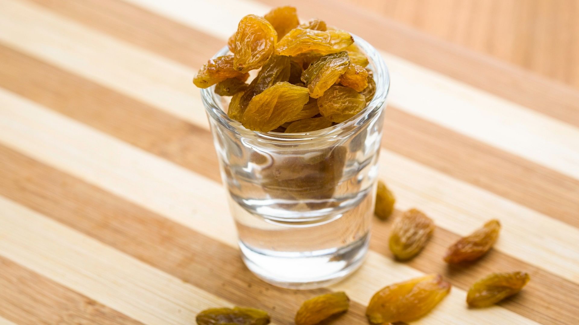 Kishmish Ka Pani Pine Ke Fayde In Hindi Raisins Water Benefits For Health