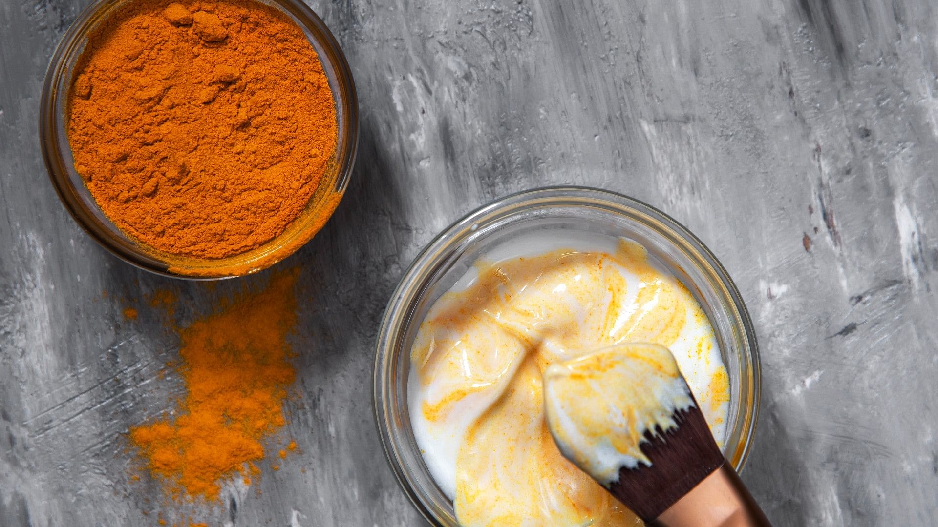 Chehre Par Haldi Kaise Lagaye  Five ways to apply turmeric on the face for glowing skin