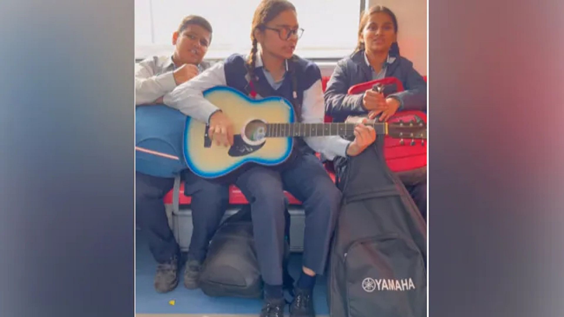 Delhi Metro: School Girl sing 'Mann Bhariya' song playing guitar in Delhi Metro