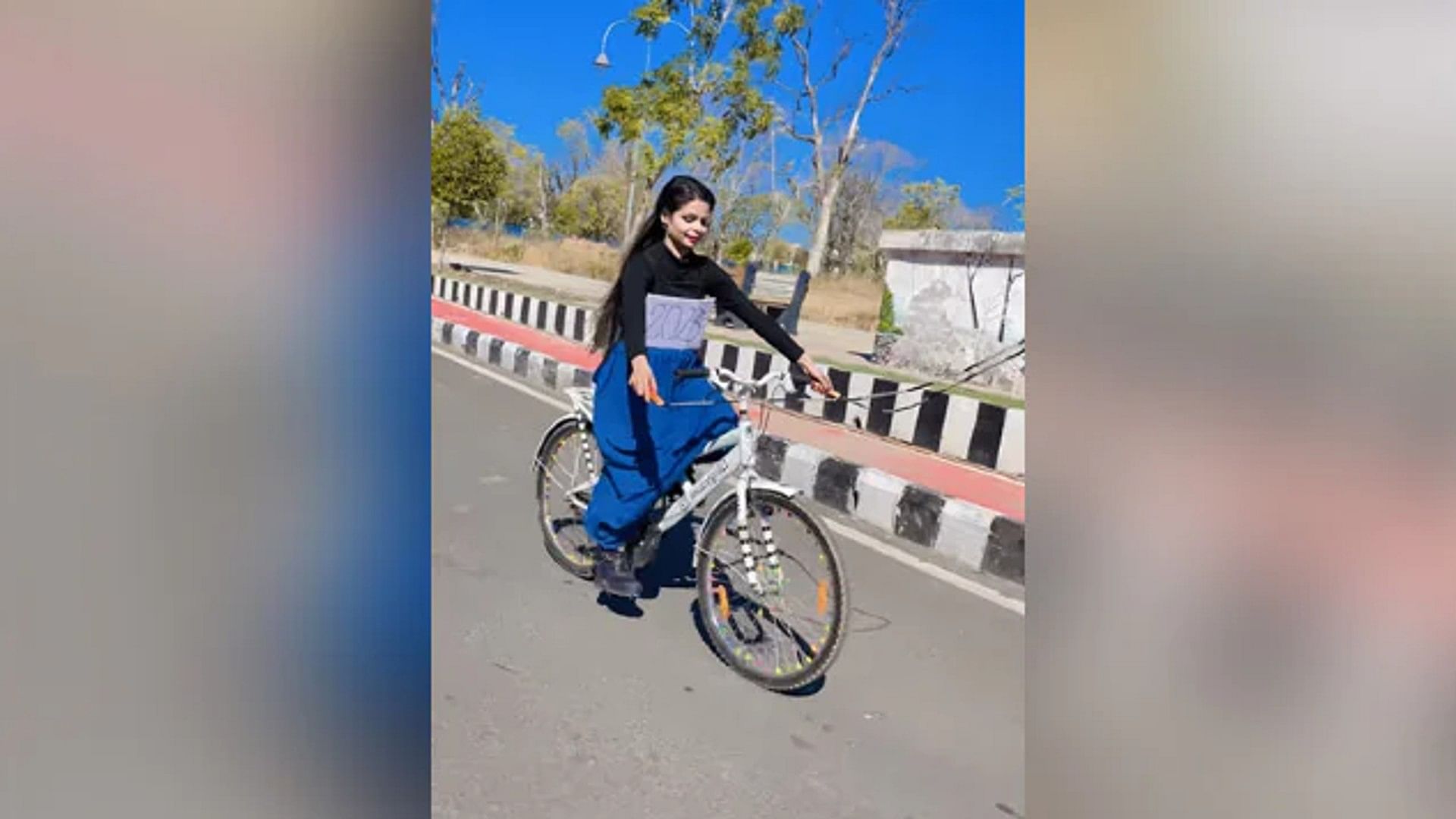 Girl jumping rope while riding a bicycle without holding the handlebar video viral on social media