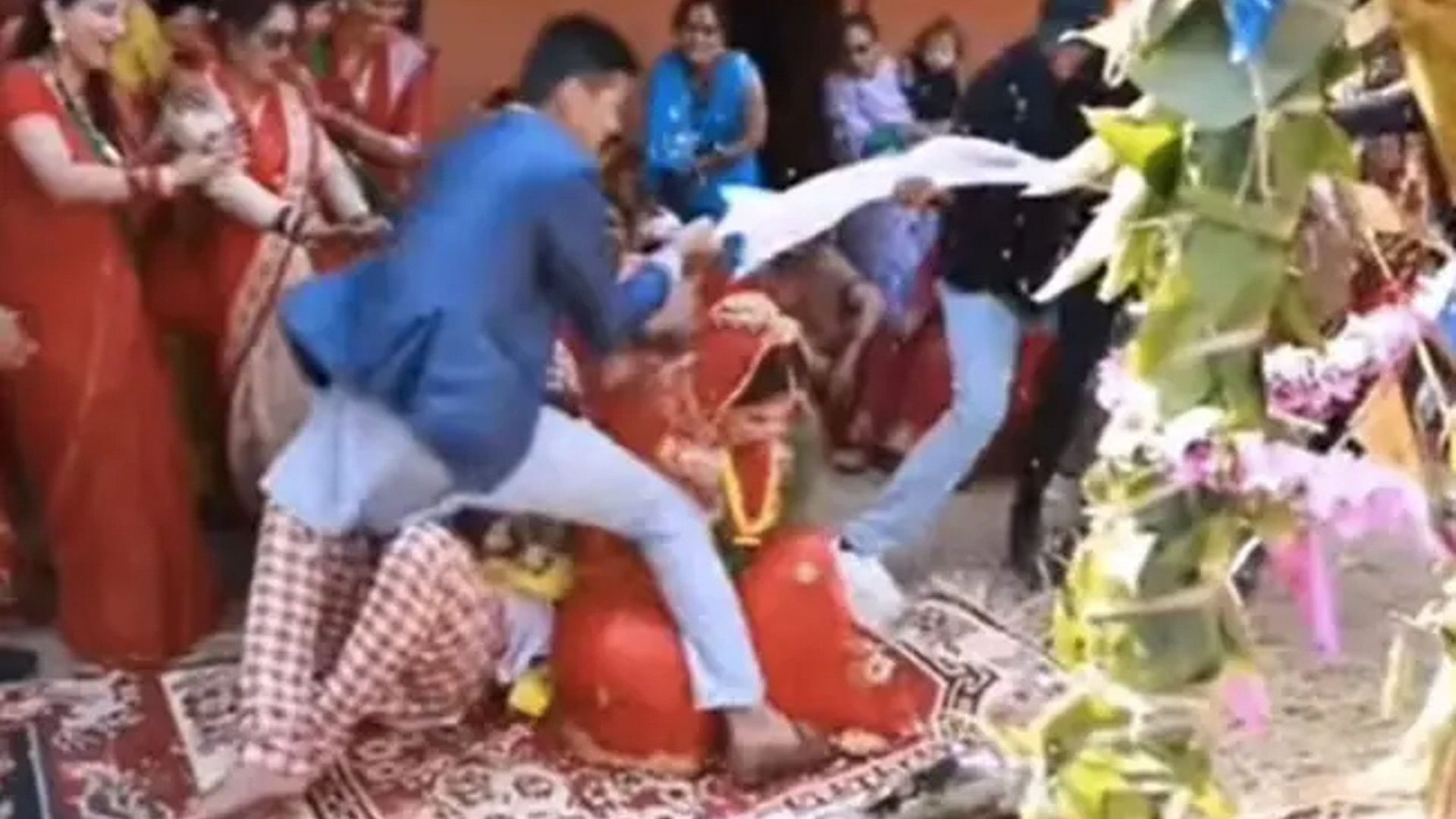 dulha dulhan video man falling on bride and groom in wedding ceremony video went viral