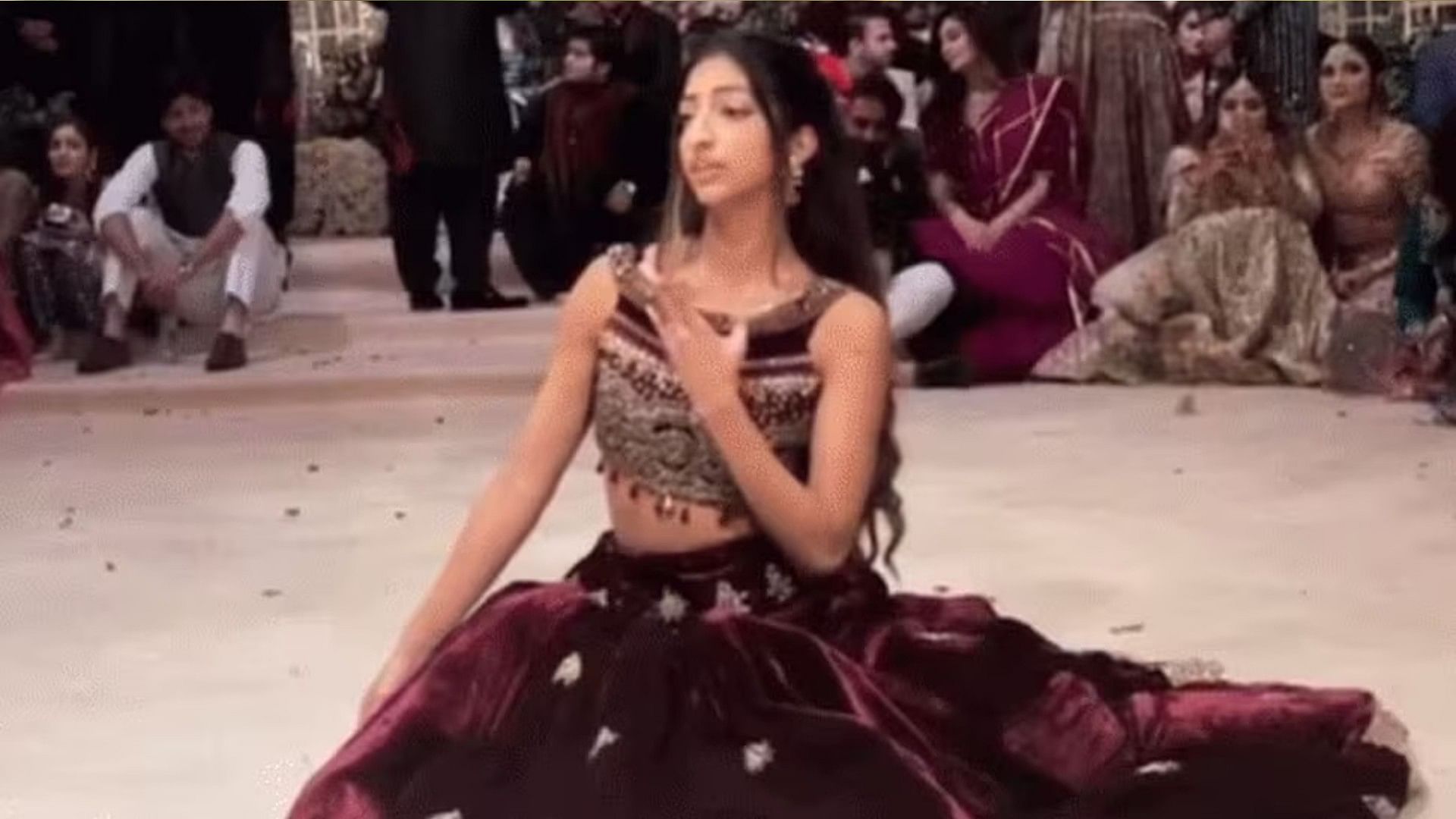Pakistani girl dance video on Ang Laga De song going Viral social media