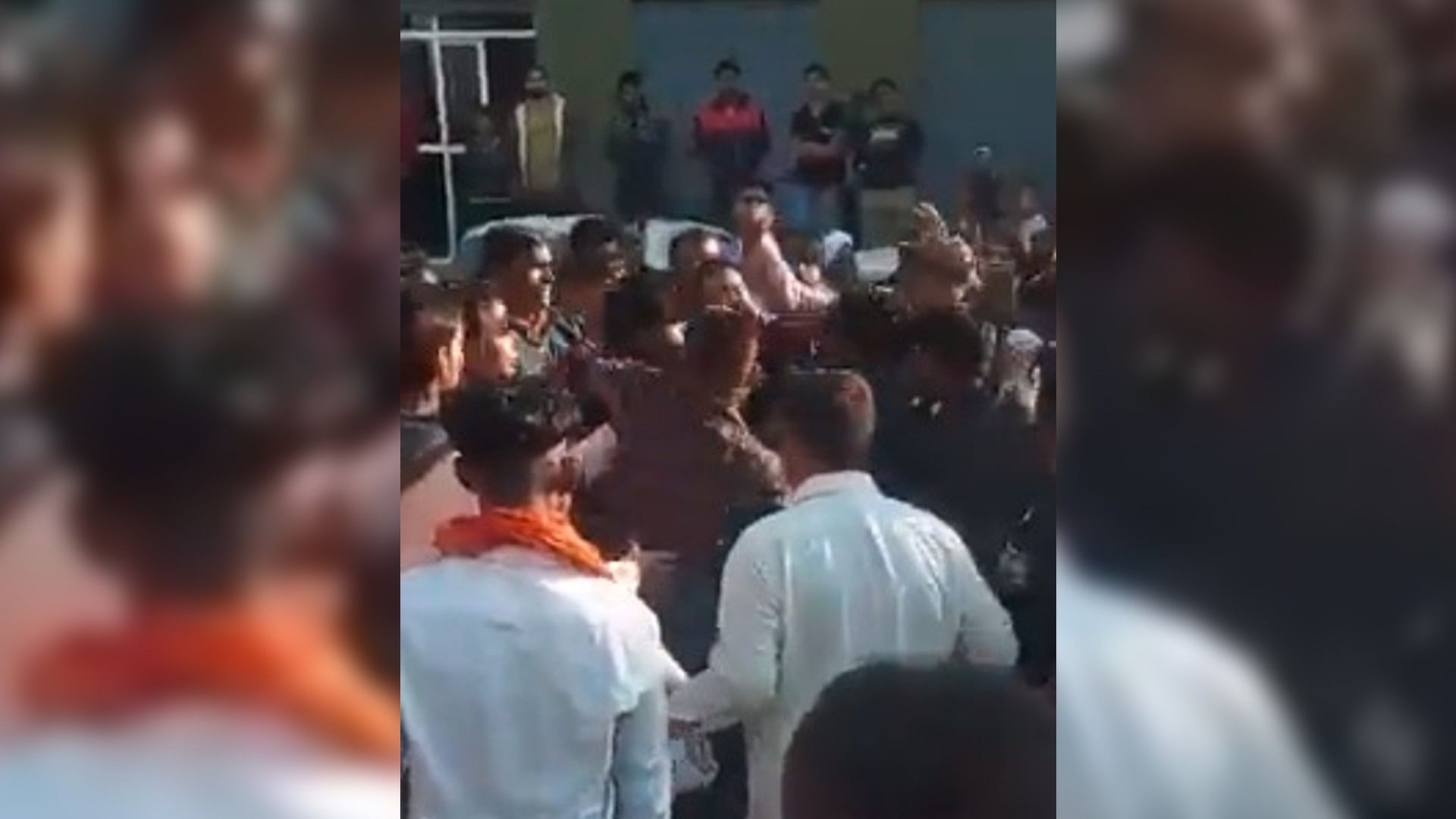 groom fufa did not get matar paneer in wedding hit everyone guests figh baghpat up video viral