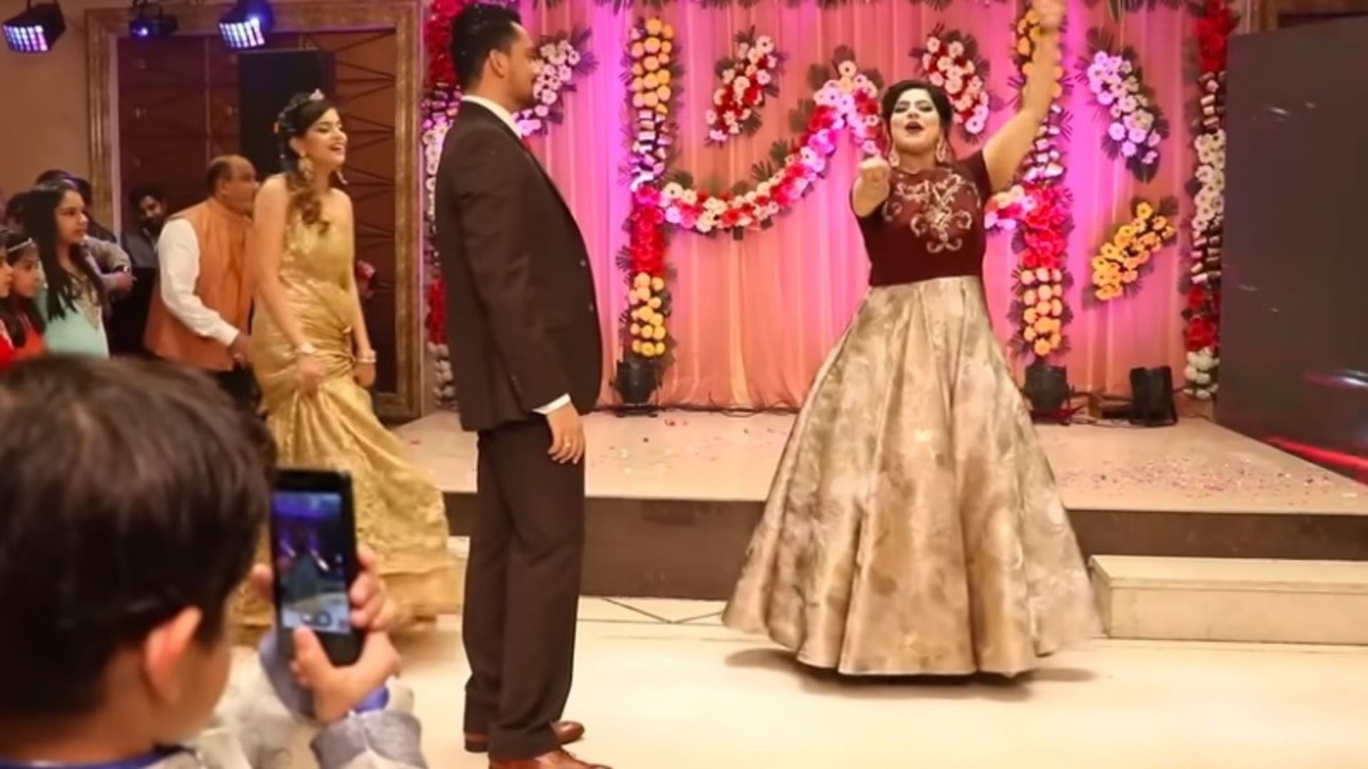 devar bhabhi dance video bhabi dance on bollywood song with devarani and devrani guests shocked