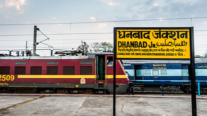 पीले रंग के बोर्ड पर क्यों लिखा जाता है रेलवे स्टेशन का नाम?