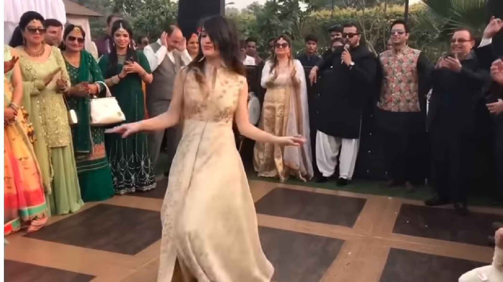 pakistani girl sizzling dance on laila main laila pakistani ladki ka dance video created panic on internet