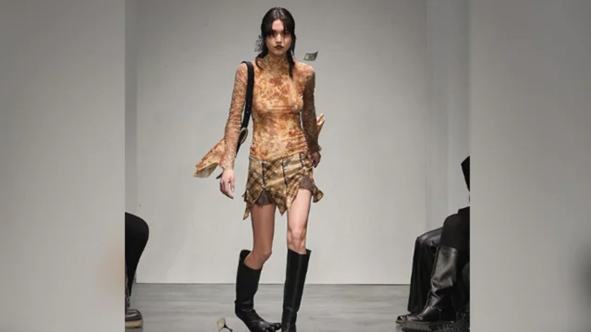 Models Dress Started Falling On Ramp Purse And Heels Broken At Milan Fashion Week