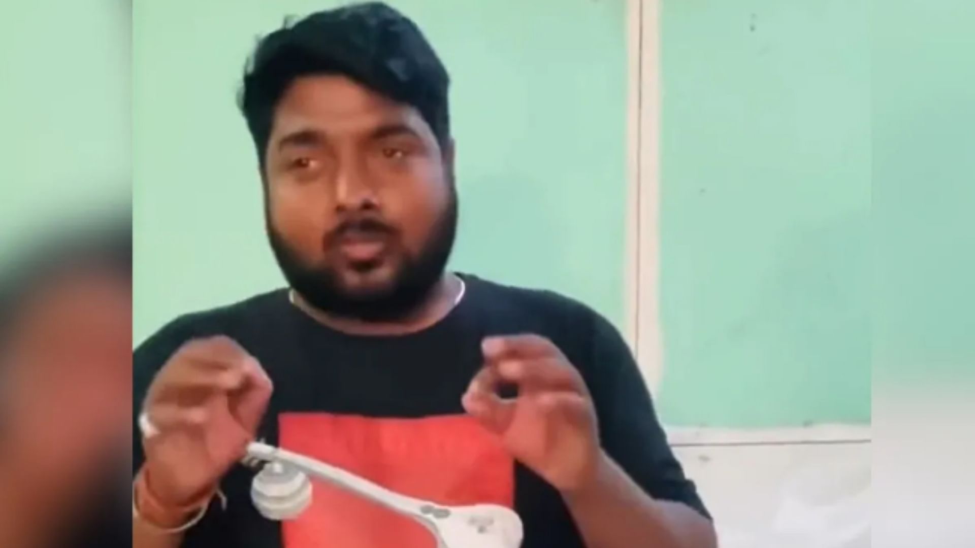 Man sang the song 'Moh Moh Ke Dhaage' in his lovely voice video viral