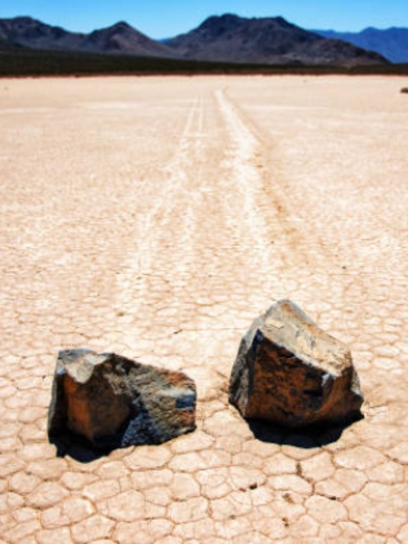 Interesting Facts Stones move automatically in Death Valley of America