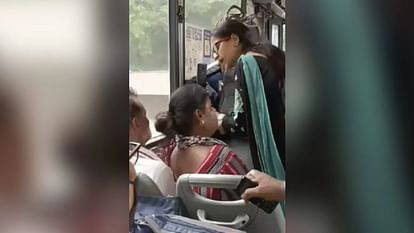 दिल्ली डीटीसी बस में एक सीट के लिए दो महिलाओं में मारपीट