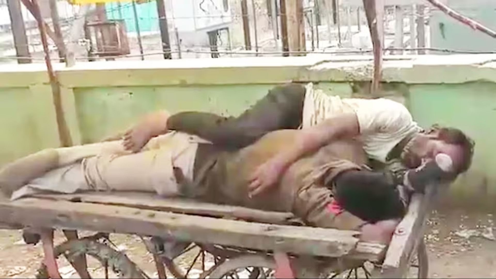 Viral Video: Mp Police Head Constable Lying On Cart With Other Drunk Under Influence Of Alcohol In Damoh