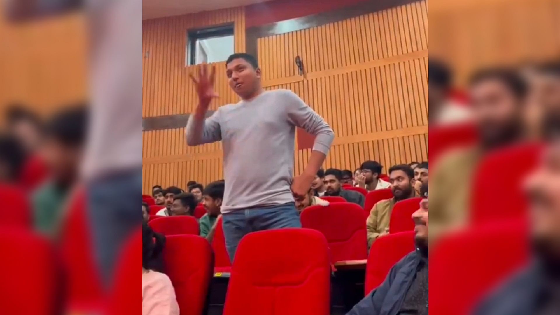 Viral Video: Viral Video Of Student Who Shows Mirror To Police In A Seminar Video Went Viral