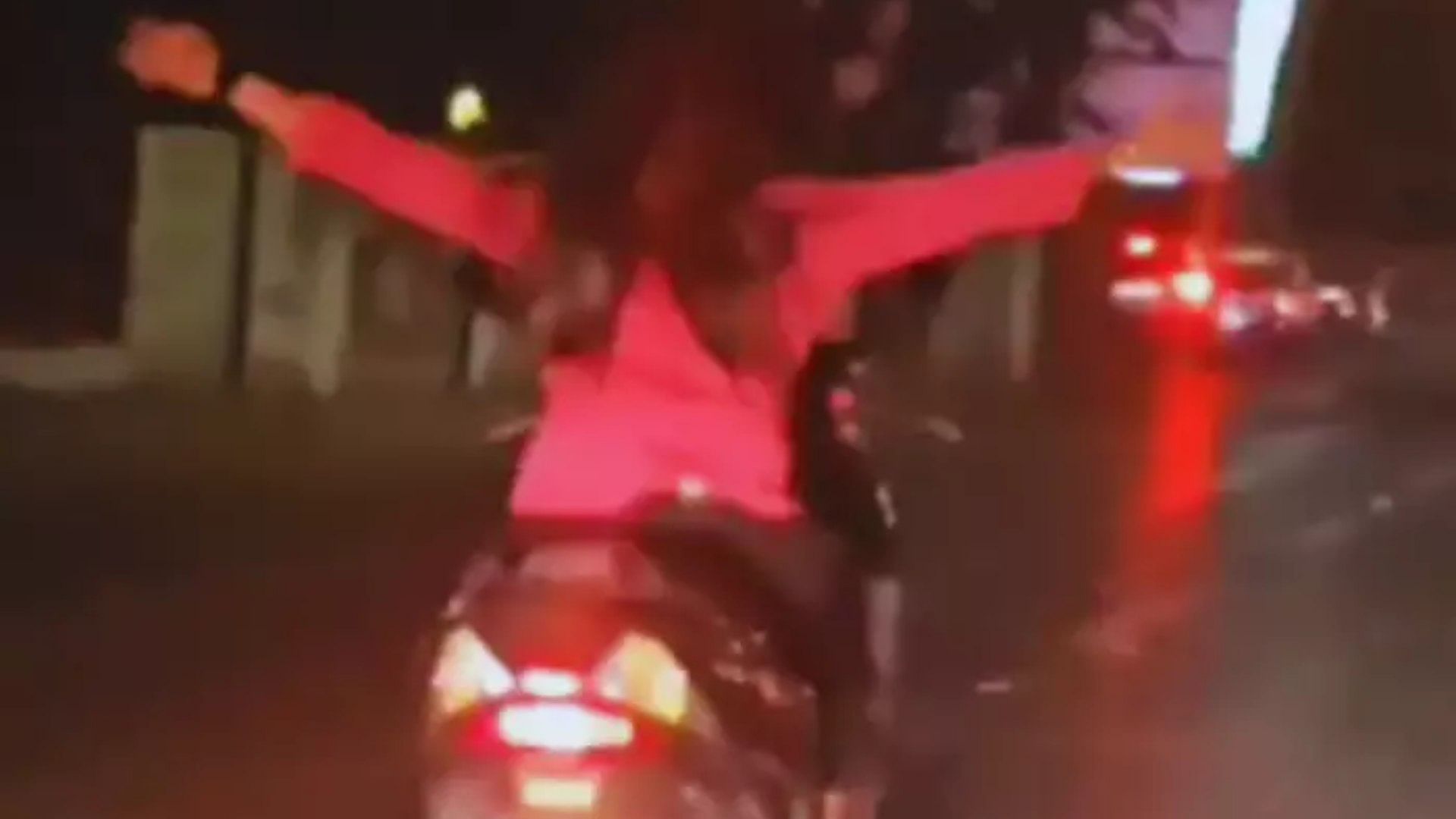 Viral Video: A Girl Riding Hands Free Scooter On Road Papa Ki Pari ka Viral Video