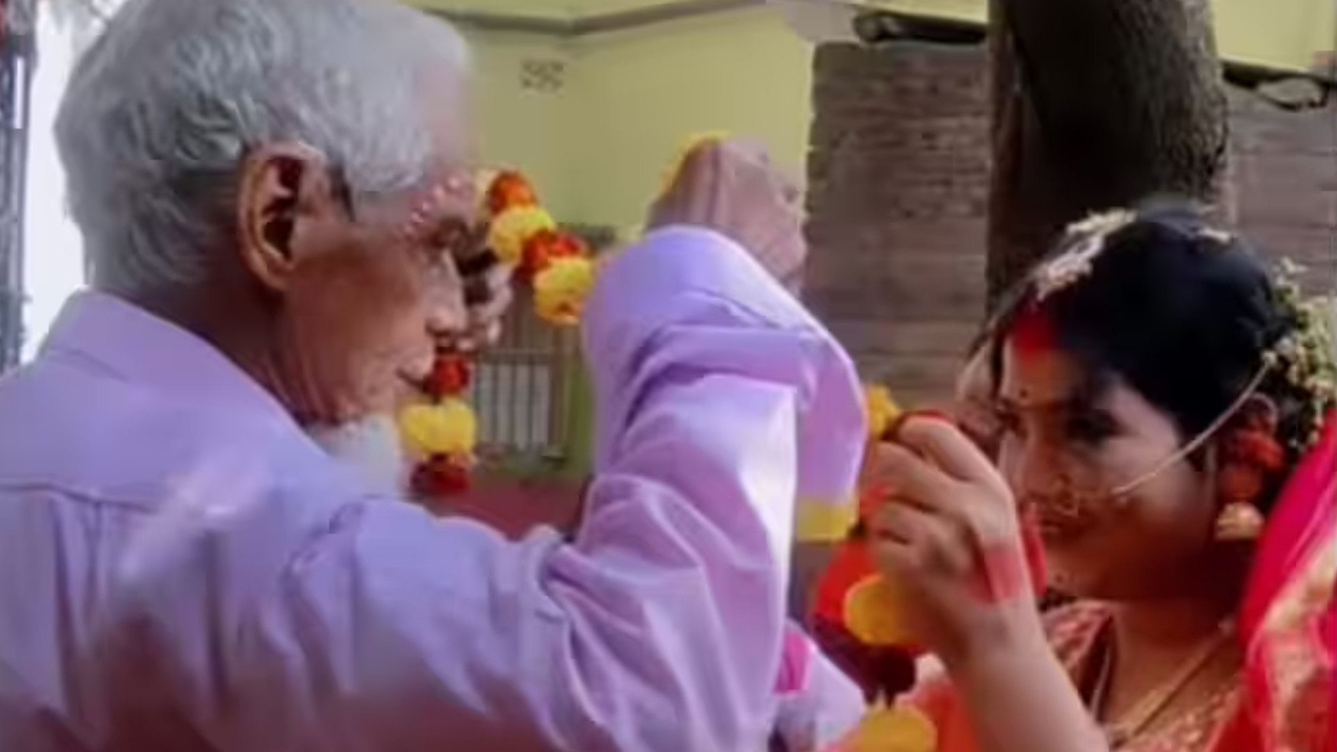 Dulha Dulhan Ka Video: 70 years old man marry with 20 year old bride video goes viral
