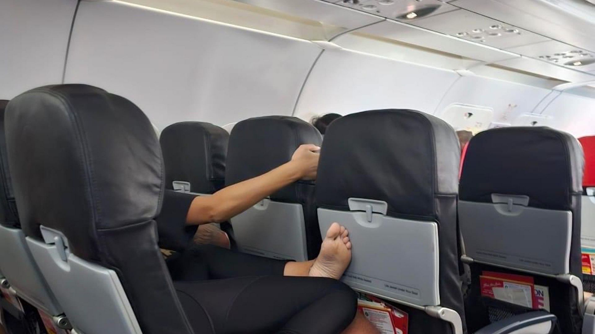 Viral News: Couple's Public Display of Affection on Flight Upsets Passenger