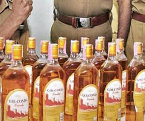 लोकल ट्रेन से हो रही है शराब की तस्करी - Smuggling Of Alcohol From Local Train - Amar Ujala Hindi News Live