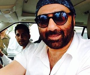 Shah Rukh Khan  Sunny Deol End Their 27YearLong Rivalry THIS Way