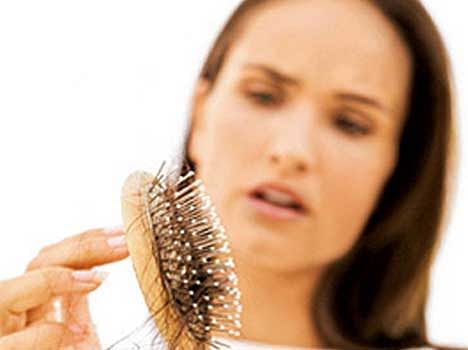 झड़ते बालों से परेशान हैं तो जानें वजहें और उपचार - Hair Loss Causes  Symptoms And Treatment - Amar Ujala Hindi News Live
