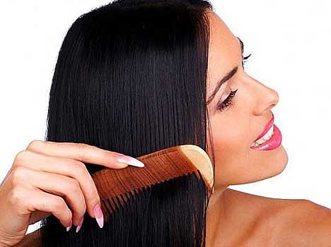 बालों के लिए कंघी खरीदते वक्त न भूलें ये बातें - How To Pick Right Comb For  Hairs - Amar Ujala Hindi News Live