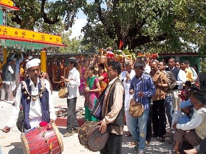 Women Dhauli Nag temple urn extracted trip
