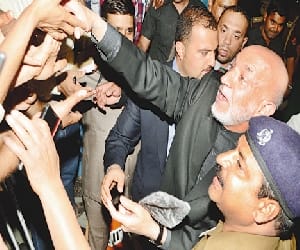 hamid karjai sings bollywood songs in kanpur