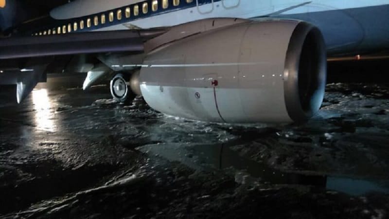 Jet airways flight hits the runway, Tyre brust 