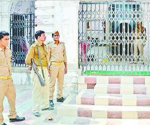 no paramilitary force outside the strong room