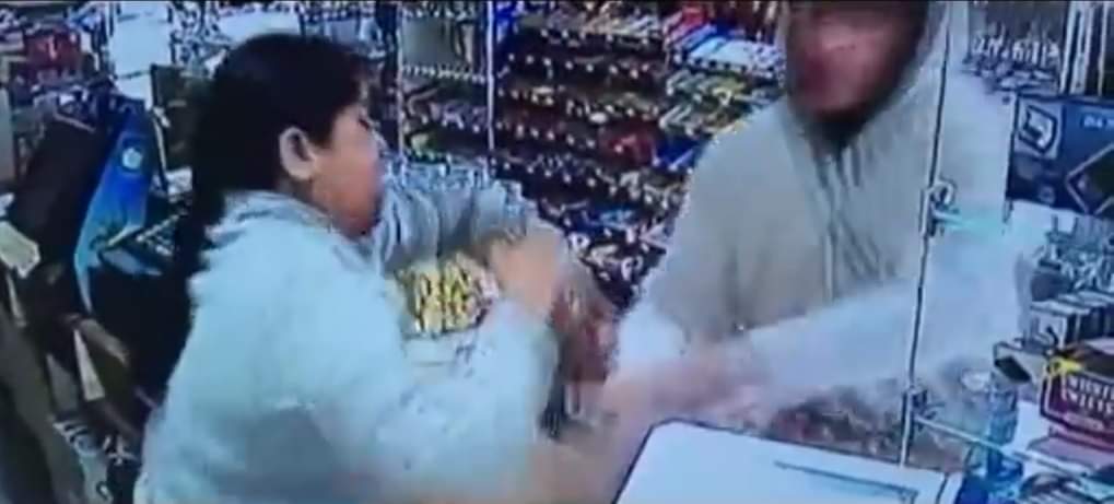 बदमाश से भिड़ी भारतीय मूल की महिला