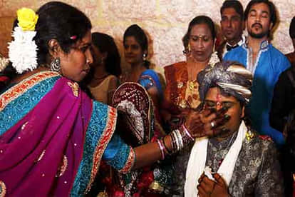 60 Hindu couples tie the knot in mass wedding in Karachi