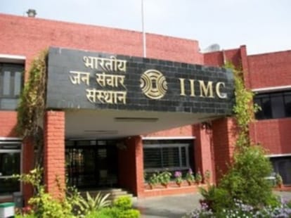 IIM professor resignation, accusations at the center.