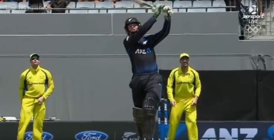 गुप्टिल ने मारा ऐसा छक्का