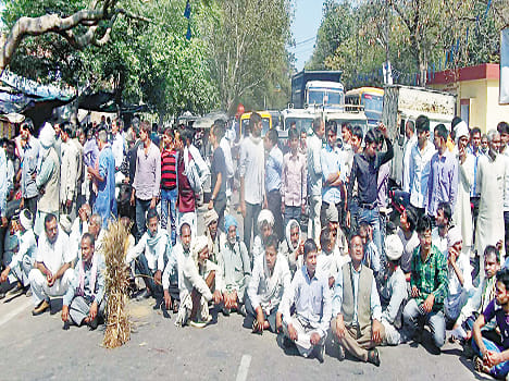 Villagers have blocked the highway on the low-voltage problem