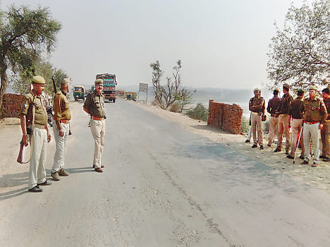 Sound of protesters, the police deployed