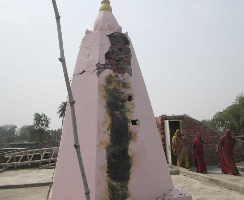  mandir par giree bijalee Temple fell on power