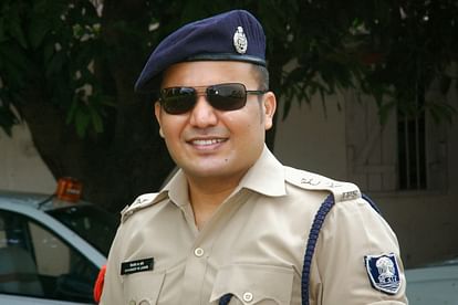 Bihar: IPS शिवदीप लांडे ने तिरहुत प्रक्षेत्र के IG की कमान संभाली; 90 पुलिस पदाधिकारियों को किया स्थानांतरित Bihar: IPS Shivdeep Lande takes charge as IG of Tirhut region; 90 police officers transferred