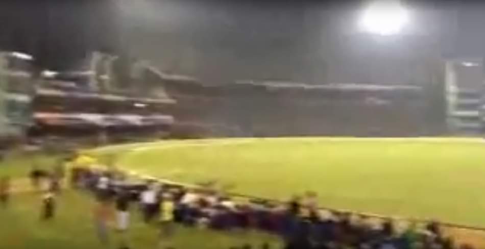 फेंकने लगे बोतल