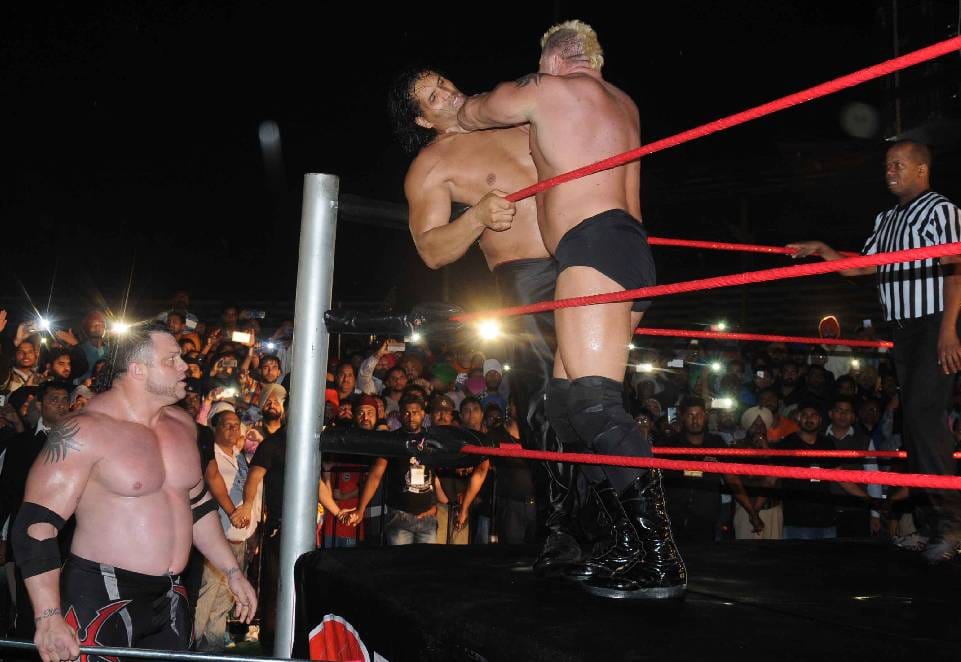 wwe wrestling: great khali won street figh with wrestler brody steele