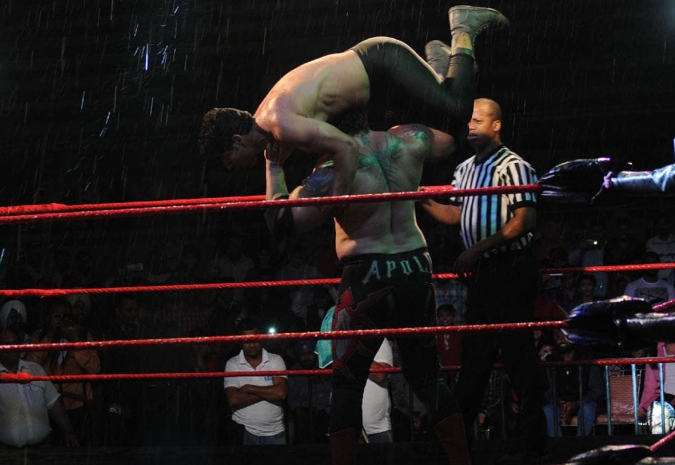 wwe wrestling: great khali won street figh with wrestler brody steele