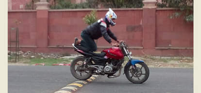 Diggi bike broke three lakh stolen