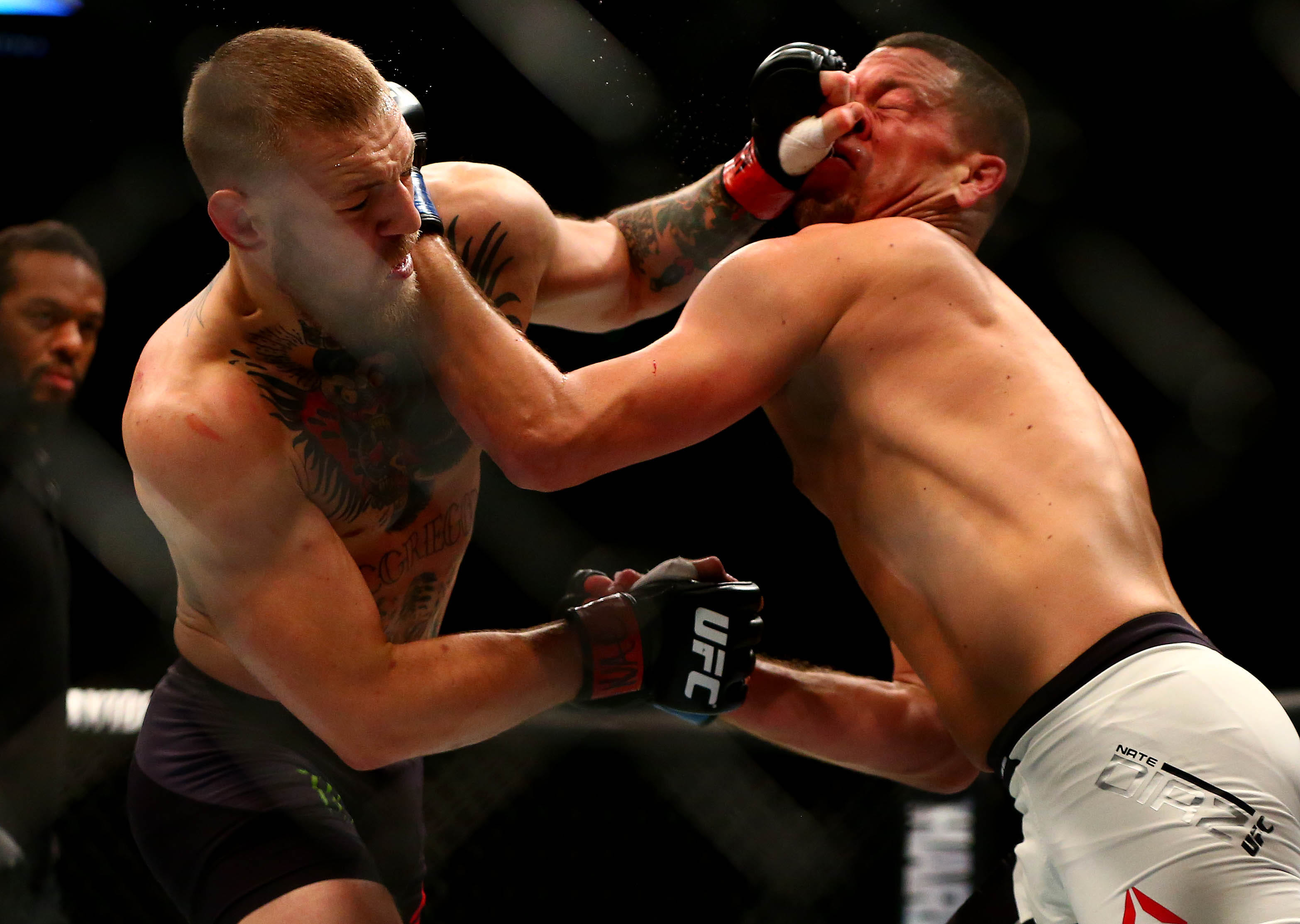 Nate Diaz stuns Conor McGregor at UFC 196