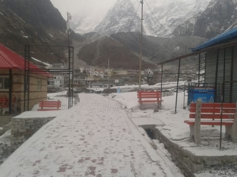 snowfall in kedarnath dham uttarakhand.