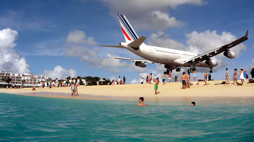 extreme plane landings at maho beach